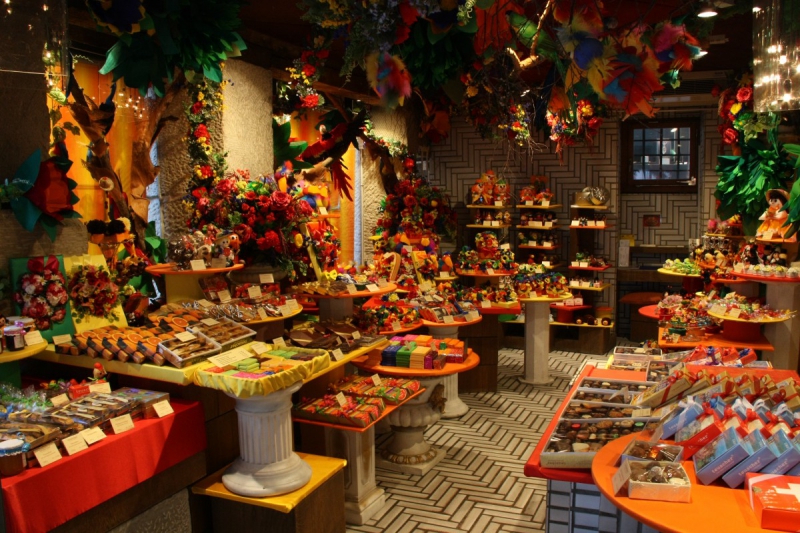 vitrine-BESSE SUR ISSOLE-min_candy_store_chocolate_shop_chocolate_switzerland-393515